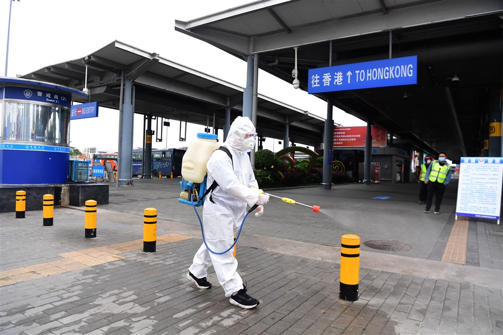 中國國家衛生健康委員會通報,武漢肺炎5日新增確診39人,其中38例來自境外移入,廣東省新增1例本土病例。圖為廣東深圳街頭防疫人員在消毒。(中新社提供)