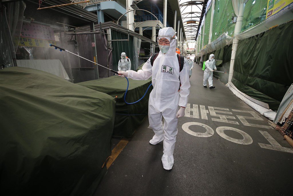 韓國6日通報少於50例的武漢肺炎新增確診病例,為2月29日高峰以來首次。圖為韓國陸軍在大邱西門市場消毒。(韓聯社提供)
