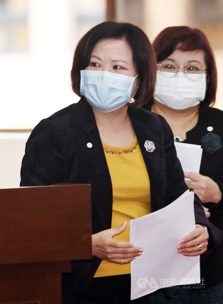 針對武漢肺炎疫情,立委6日詢問勞動部現階段及未來將有多少勞工受影響,勞動部長許銘春(前)答覆,目前通報減班休息勞工約有8000人,3月就年增26%,假設疫情持續至第4季,不排除破2萬。中央社記者施宗暉攝 109年4月6日