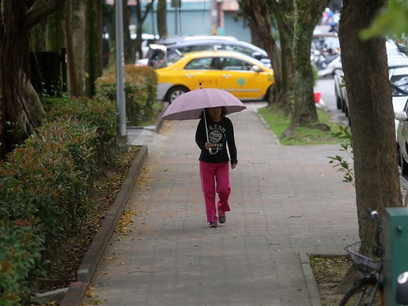 中央氣象局表示,6日全台水氣偏多,中部以北及東北部地區上半天降雨以不定時飄雨為主,下半天起又將出現另一波雨勢,還是有出現局部大雨的機率。(中央社檔案照片)