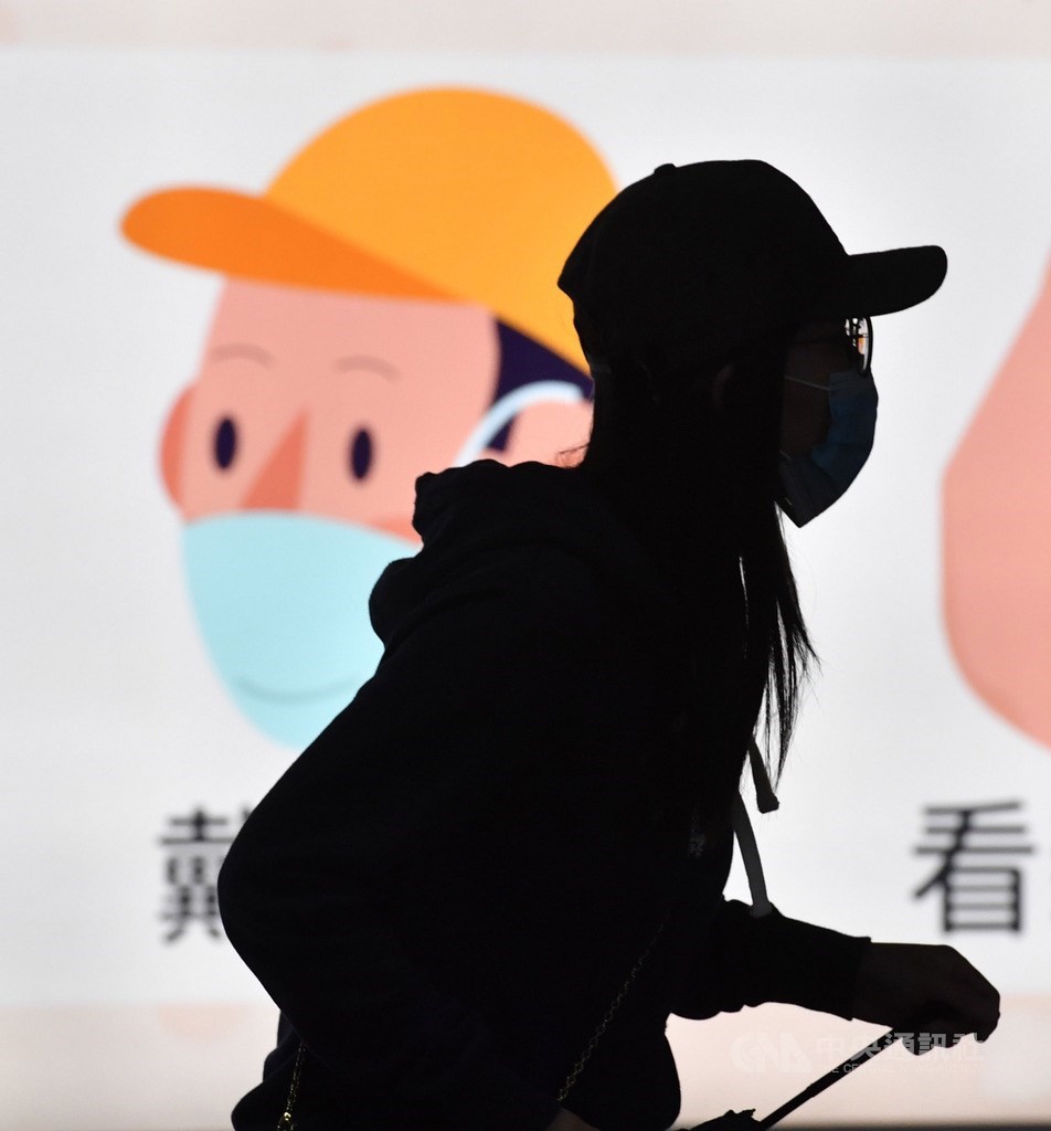 武漢肺炎(2019冠狀病毒疾病,COVID-19)疫情延燒,全民防疫意識高漲,宣導戴口罩、勤洗手的防疫文宣也隨處可見,台北車站內燈箱就刊載不少防疫廣告。中央社記者王飛華攝 109年4月5日