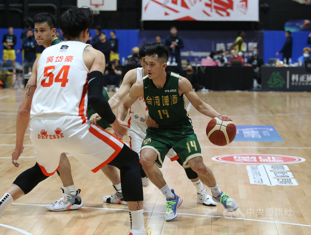 超級籃球聯賽(SBL)台灣啤酒上週拿下2連勝,包括與桃園璞園建築關鍵一役,搶下勝利,穩居龍頭寶座,而台啤隊長蔣淯安(右)表現亮眼,再度獲選單週最佳球員。(中華民國籃球協會提供)中央社記者黃巧雯傳真 109年4月7日