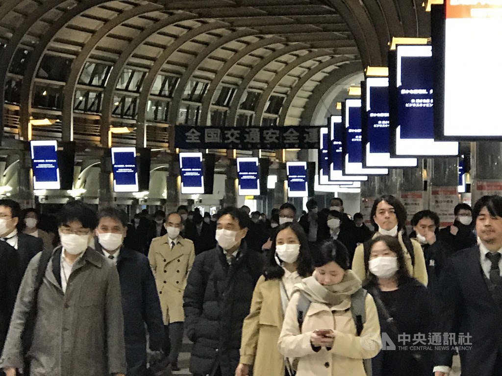 因應2019冠狀病毒疾病疫情,日本首相安倍晉三7日公布「緊急事態宣言」,對象是東京、大阪等7都府縣,安倍強調這並非封城措施,盼盡量減少人與人的接觸,實施一個月能減少7、8成人與人的接觸。中央社記者楊明珠東京攝 109年4月7日