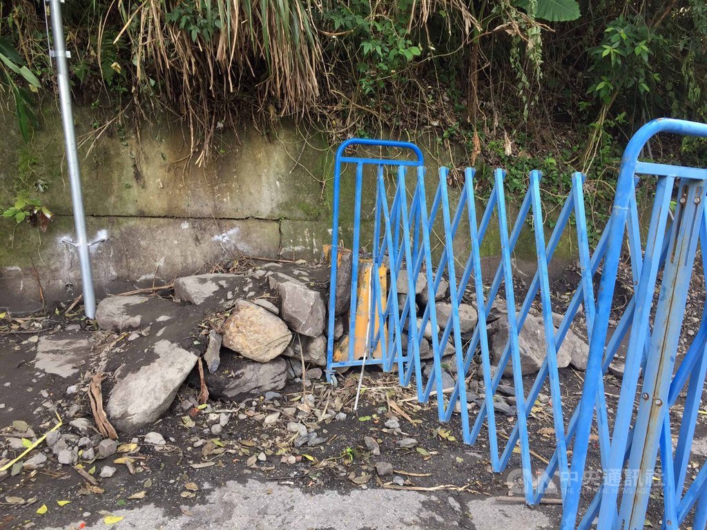 台中市和平區烏石坑溪日前因景色彷如土耳其棉堡爆紅,近來溪床邊的簡易拉門遭破壞,民眾易誤解為進入便道。東勢林管處7日呼籲,雨季山區常有降雨,溪水會瞬間暴漲勿擅入。(東勢林管處提供)中央社記者趙麗妍傳真 109年4月7日
