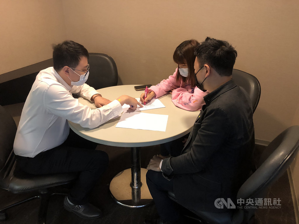 新北市人口2019年4月突破400萬,市府為此舉辦抽獎,黃小姐抽中首獎、價值新台幣457萬元的淡水小套房,日前完成交屋。(新北市民政局提供) 中央社記者葉臻傳真 109年4月7日