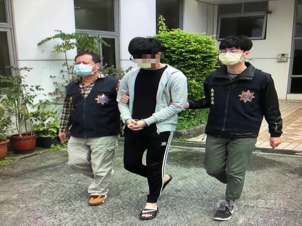 台北市信義區夜店殺警案,當中涉案的張家瑋(中)遭判刑卻未到案執行,警方專案小組7日循線在台中市龍井區將他查緝到案,訊後解送北檢執行發監。(台北市警察局南港分局提供)中央社記者黃麗芸傳真 109年4月7日