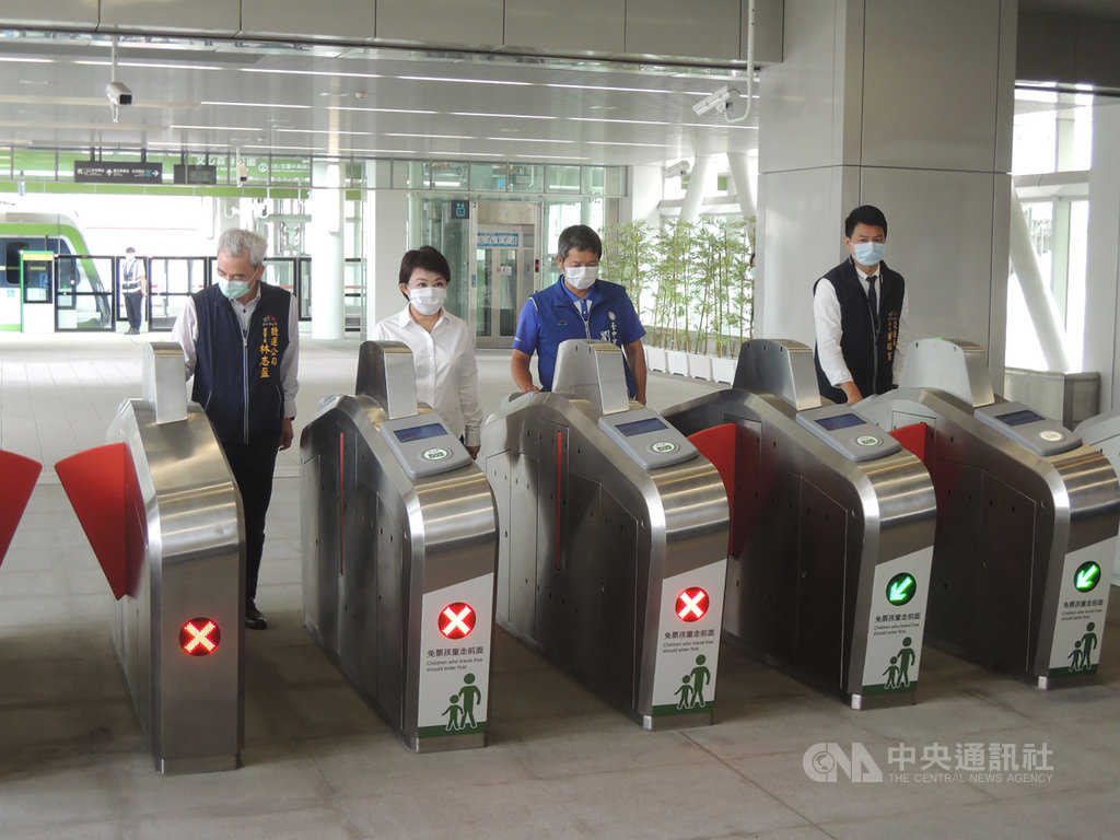 台中捷運綠線預定年底通車,沿線設有18個車站,台中市長盧秀燕(左2)7日視察首度公開的文心森林公園站體,體驗閘門進出系統。中央社記者郝雪卿攝 109年4月7日