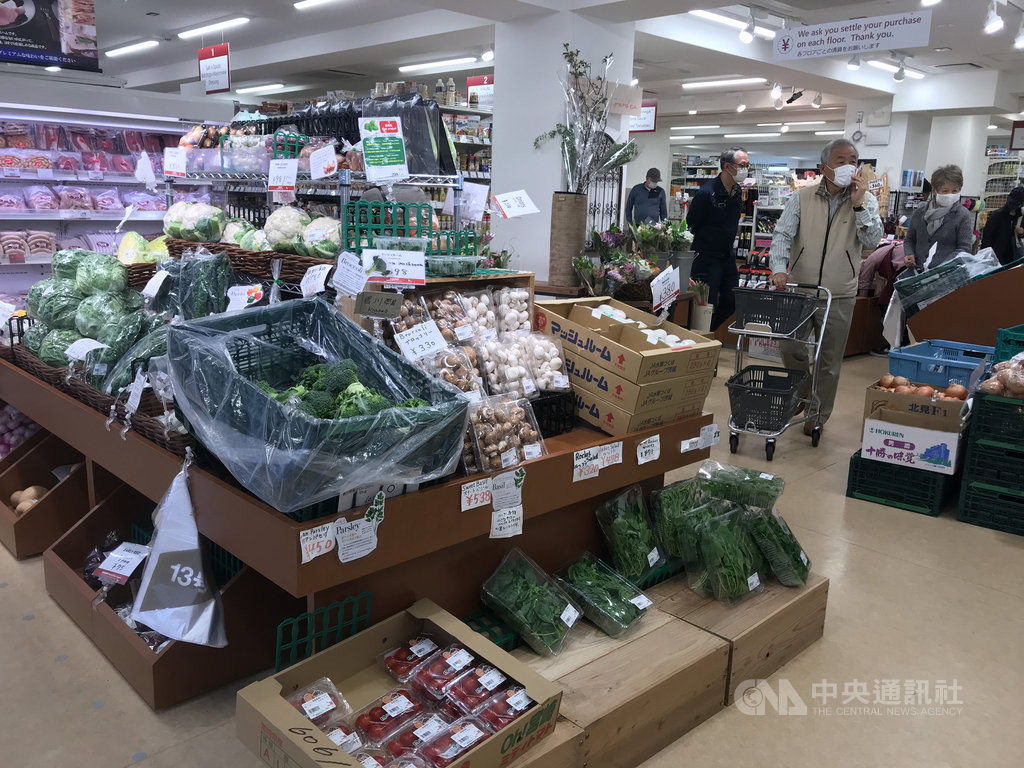 武漢肺炎疫情擴大,日本首相安倍晉三7日發布「緊急事態宣言」,針對東京、大阪、福岡等7都府縣從7日起至5月6日止實施。安倍6日預告,宣言不會造成超級市場、便利商店歇業,因此7日沒出現搶購潮。中央社記者楊明珠東京攝 109年4月7日