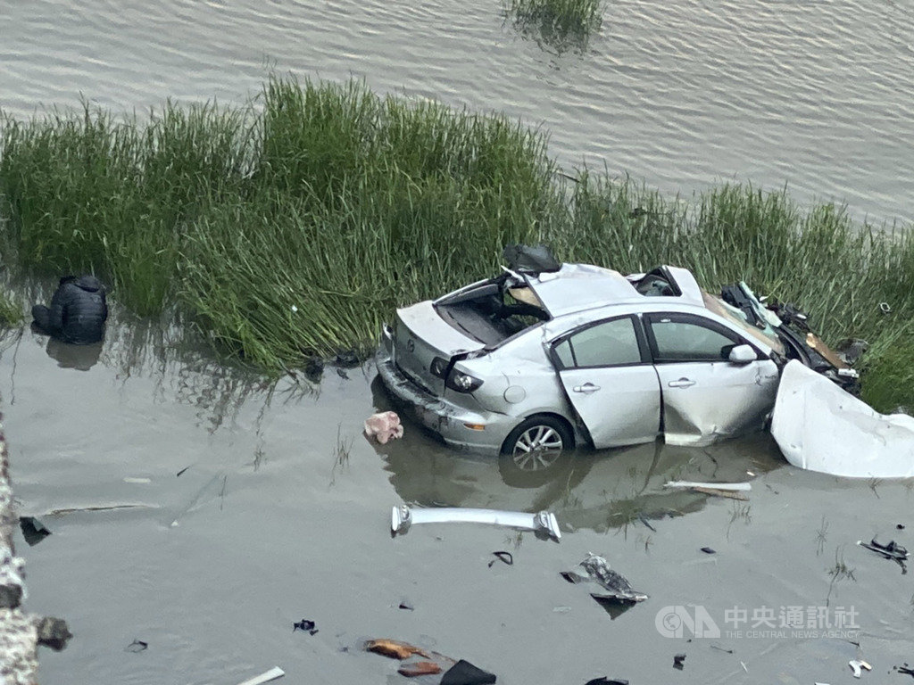 一輛自小客車7日下午行經高屏兩地交界的雙園大橋,在橋上失控衝出護欄墜落河床,警消獲報到場搶救,肇事原因仍有待調查。(警方提供)中央社記者程啟峰高雄傳真 109年4月7日