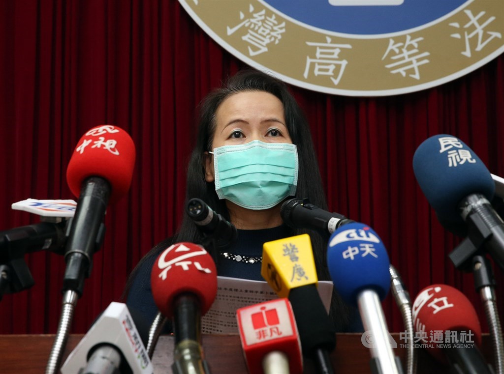 華山草原分屍案凶嫌陳伯謙一審遭判死刑,案經上訴,二審台灣高等法院7日改判陳伯謙無期徒刑。可上訴。圖為台灣高等法院法官兼審判發言人連育群舉行記者會宣讀。中央社記者郭日曉攝 109年4月7日