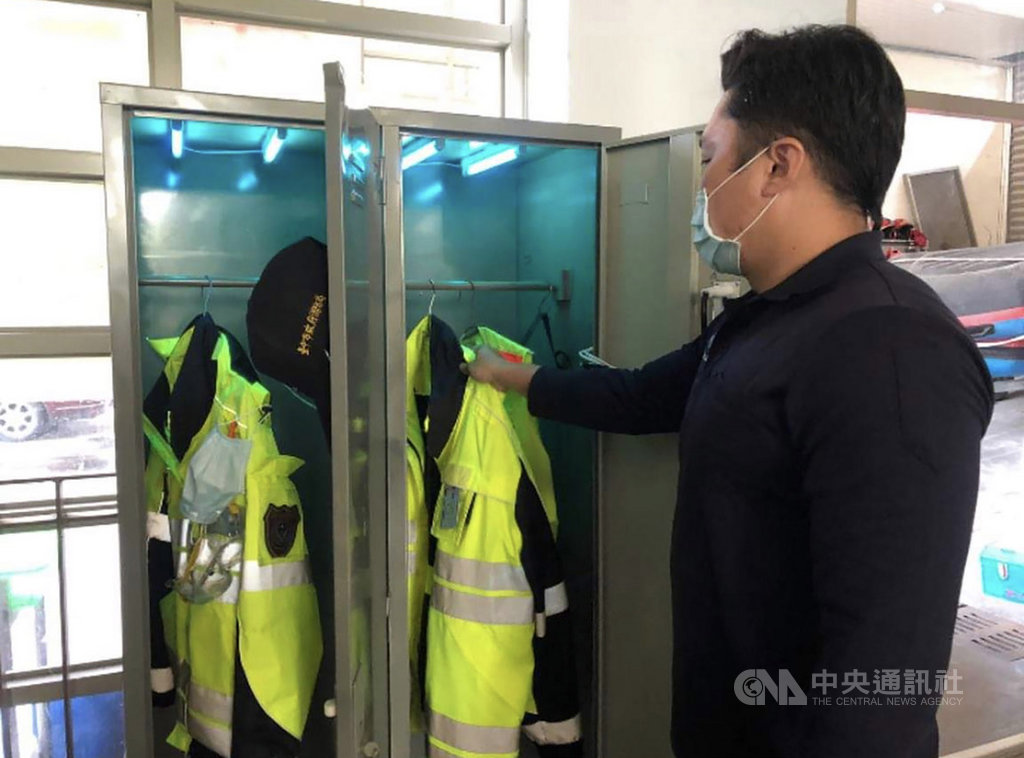 台中市消防局第二大隊東勢分隊改裝舊衣櫃,自行配線安裝紫外線殺菌燈,變成紫外線殺菌櫃,救護人員值勤返隊後,將衣物、裝備吊掛櫃中,定時消毒30分鐘以上,減少病菌殘留,提升救護安全。(東勢消防分隊提供)中央社記者趙麗妍傳真 109年4月7日
