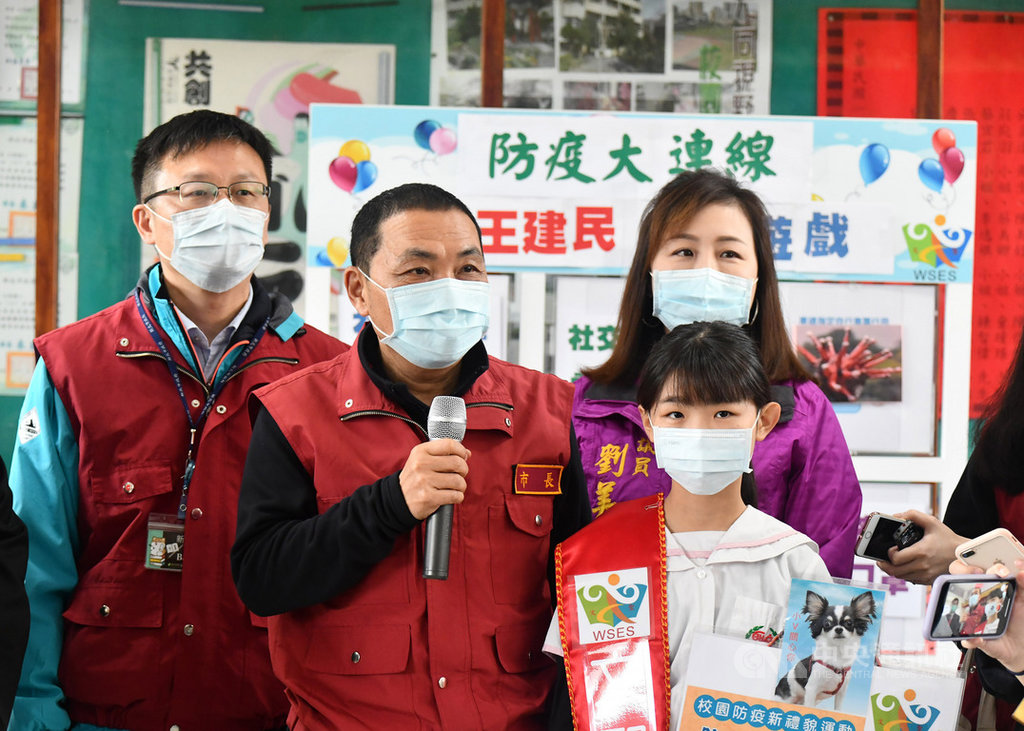 新北市長侯友宜(左2)宣布推動校園「新禮貌運動」,7日上午到文聖國小視察推動情形,並慰問校園防疫工作人員辛勞,實地了解小朋友上課及運動保持社交距離的狀況。中央社記者王鴻國攝 109年4月7日
