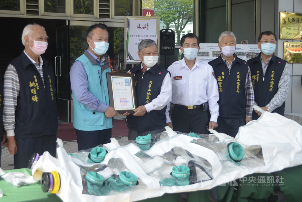 財團法人九華山地藏庵7日捐贈嘉義縣消防局3組負壓隔離艙,嘉義縣長翁章梁(左2)與嘉義縣消防局長呂清海(左4)代表接受,並贈感謝狀給財團法人九華山地藏庵董事長黃俊森(左3)。中央社記者蔡智明攝 109年4月7日