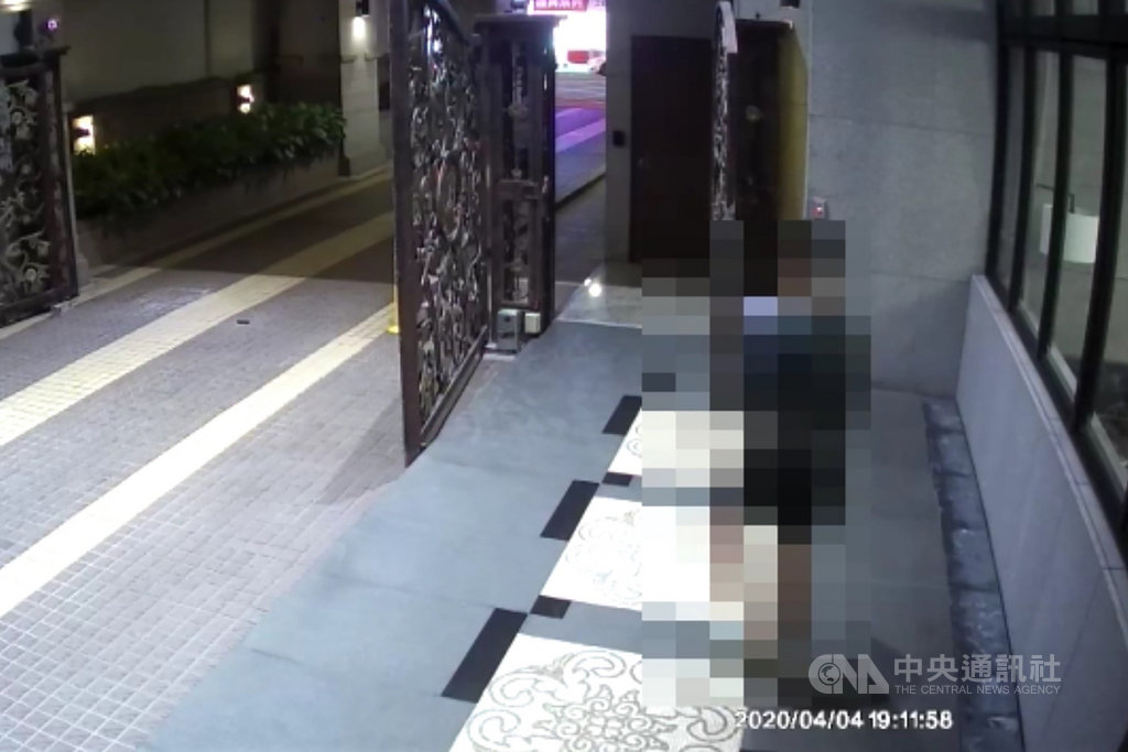 桃園市一名居家檢疫男子,因為肚子餓而上網透過外送平台叫餐,但因警衛拒絕代領並送到門口,男子只好自行下樓取餐,結果遭到檢舉並報警處理。(民眾提供)中央社記者吳睿騏桃園傳真 109年4月7日