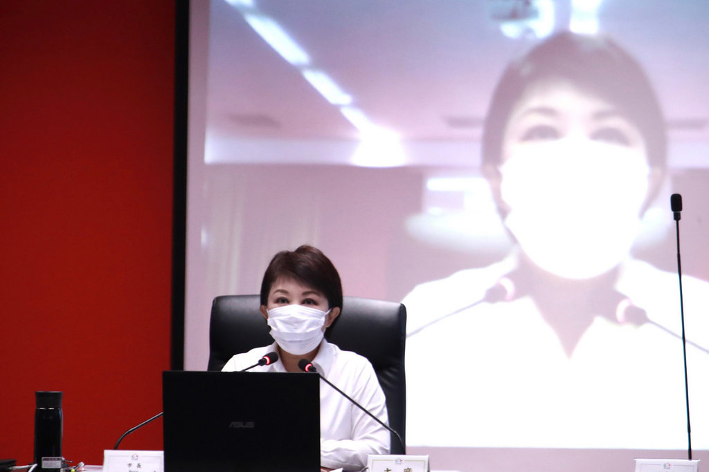 台中市觀光旅宿業及各景點在清明連假期間來客量成長,因應五一勞動節連假將到來,台中市長盧秀燕(圖)7日在市政會議中表示,盼能兼顧防疫政策及觀光旅遊生機。中央社記者郝雪卿攝 109年4月7日
