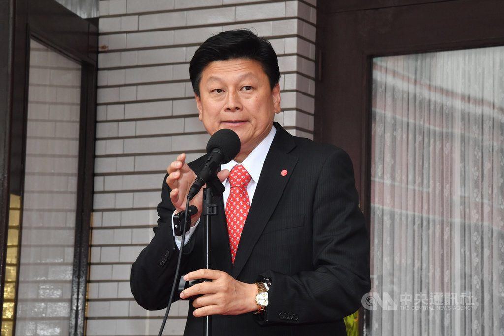 外傳無黨籍立委傅崐萁(圖)如果回復國民黨籍,將爭取參選2022桃園市長。傅崐萁7日在立法院議場正門口舉行記者會回應,「沒有人來問過我,我也從來沒有做過任何這樣的打算。」中央社記者林俊耀攝 109年4月7日