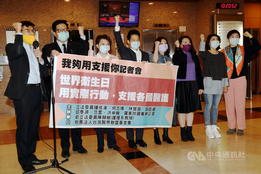 民進黨立委鍾佳濱(左)、何志偉(左4)、范雲(左3)、羅美玲(右3)、林楚茵(右2),台灣民眾黨立委邱臣遠(左2)及前民進黨立委陳靜敏(右4)等人、台灣醫界聯盟基金會執行長林世嘉(右)7日在立法院舉行「我夠用、支援你」記者會,呼籲一片口罩、一個愛心,請國人一起響應,把台灣的愛送出去。中央社記者施宗暉攝 109年4月7日