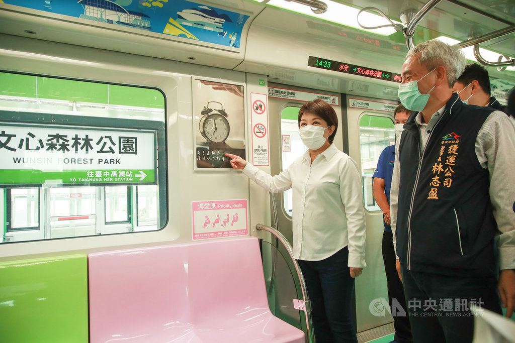 台中捷運綠線預定年底通車,台中市長盧秀燕(左)7日視察文心森林公園站,並進入捷運車廂內體驗。中央社記者郝雪卿攝 109年4月7日