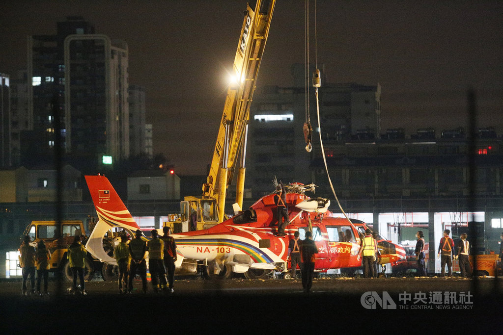 空勤總隊一架海豚直升機7日下午於高雄小港機場降落時意外翻覆,機場跑道暫時關閉,至晚間約7時大型吊車到場,先將側翻的機身回正後,再慢慢拖離跑道。中央社記者董俊志攝 109年4月7日