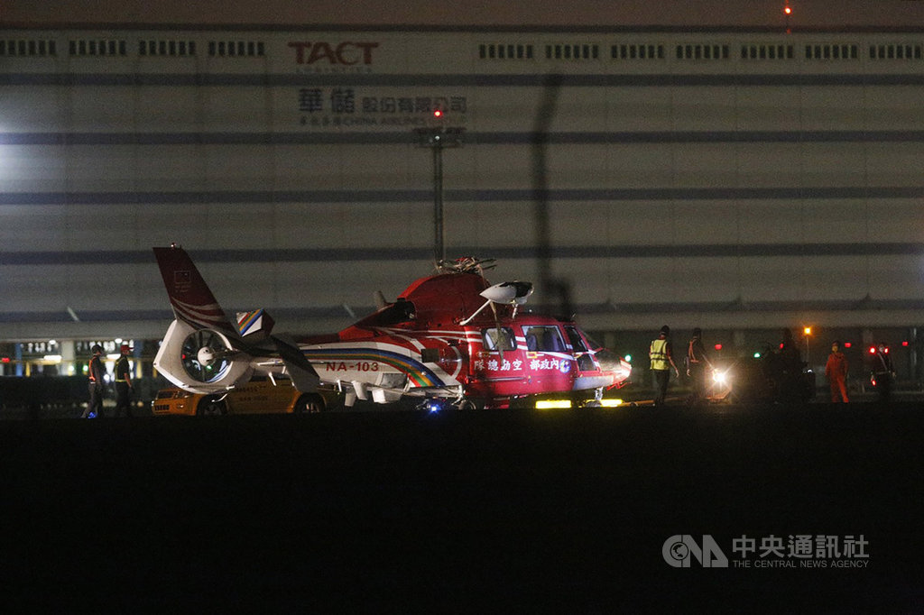 高雄小港機場7日下午發生一架空勤海豚直升機意外重落地翻覆事件,事發後機場暫時關閉,至晚間將機身回正拖離跑道後才恢復航班起降。中央社記者董俊志高雄攝 109年4月7日