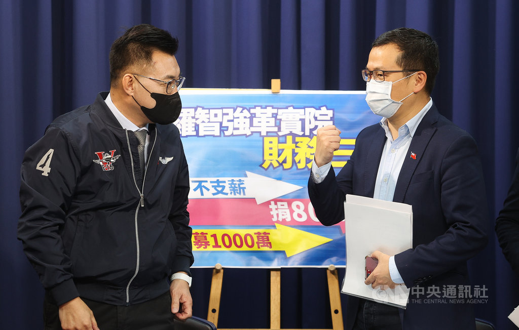 新上任的國民黨革實院院長羅智強(右)7日舉行記者會表示,他將發出財務3支箭,第一是不支薪;第二是他要拋磚引玉捐80萬元,當做第一波的經費;第三則是要募款1000萬元,至於細部的募款計畫,他會盡快擬定。圖左為國民黨主席江啟臣。中央社記者謝佳璋攝 109年4月7日