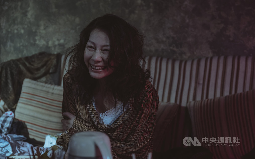 演員丁寧在戲劇「誰是被害者」中,挑戰演出過氣女星,靠著自身在演藝圈曾經沉寂過的經驗,揣摩角色。(Netflix提供)中央社記者陳秉弘傳真 109年4月7日
