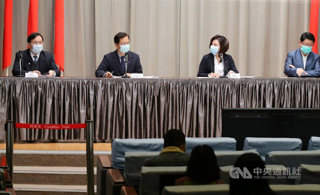 行政院7日舉行記者會,說明紓困振興方案的勞工就業相關議題,政務委員龔明鑫(左2)、勞動部長許銘春(右2)、交通部次長黃玉霖(右)、經濟部次長林全能(左)出席,現場為保持社交距離,座位與出席人員都仔細調整安排。中央社記者郭日曉攝 109年4月7日