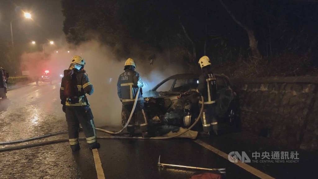 苗栗市經國路6日深夜發生火燒車事故,警消接獲通報趕抵現場,一輛小客車已變成一團火球,雖然火勢迅速獲得控制,但卻到處找不到駕駛,警方7日將約談車主釐清意外發生原因。中央社記者管瑞平攝 109年4月7日