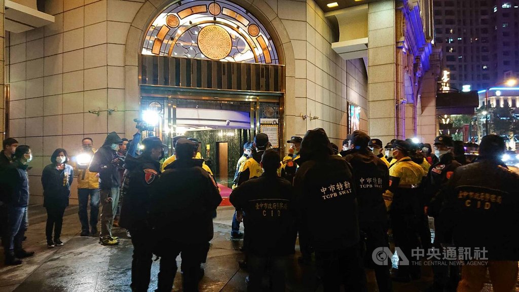 台中市多家大型娛樂業者配合防疫自主停業後已經復業,台中市政府6日深夜出動警察、民政、經發、衛生等相關局處,前往復業的大型酒店展開聯合稽查,要求業者配合社交距離及戴口罩等防疫措施。(市府提供)中央社記者郝雪卿傳真 109年4月7日
