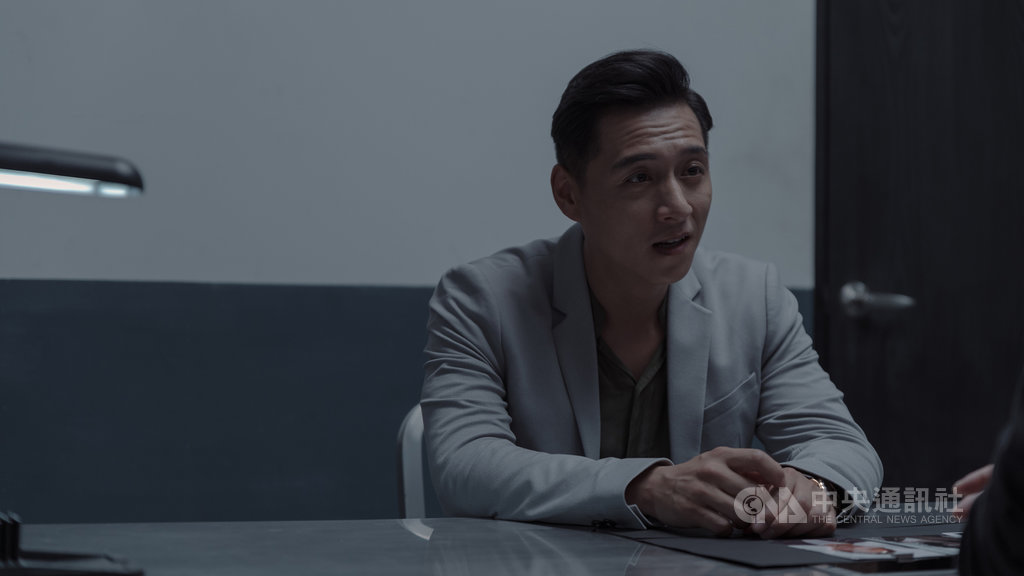 演員鄭人碩在戲劇「誰是被害者」中一人分飾兩角,且個性反差極大,加上幾乎都和空氣對戲,困難度極大,所以導演在現場會適時提醒,使他順利轉換角色。(Netlfix提供)中央社記者陳秉弘傳真 109年4月7日