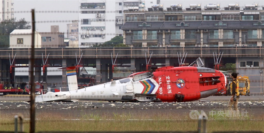 高雄小港機場7日下午發生空勤海豚直升機重落地翻覆事件,機上5人均安,運安會已組專案調查小組南下現場蒐集資料。中央社記者董俊志攝 109年4月7日