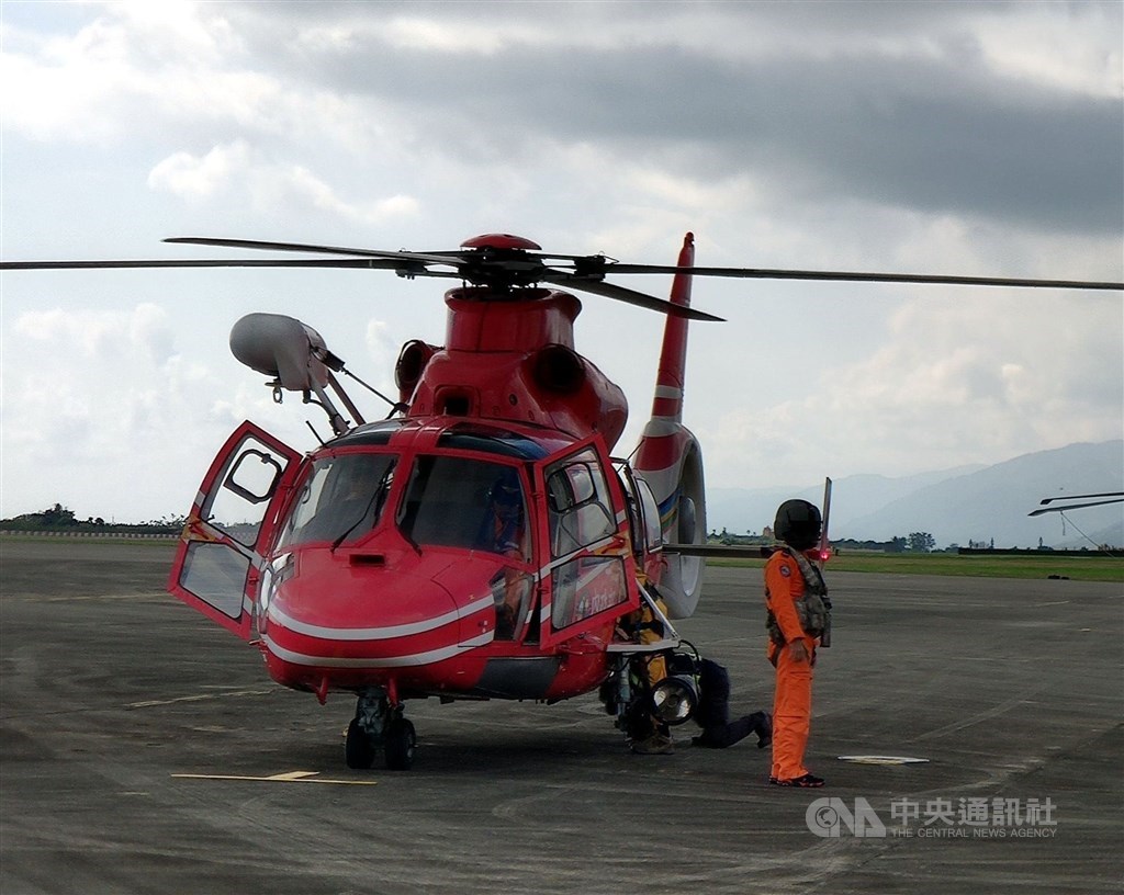 一架空勤總隊海豚直升機7日墜落高雄小港機場,詳細肇因仍待調查釐清。圖為同型機。(中央社檔案照片)