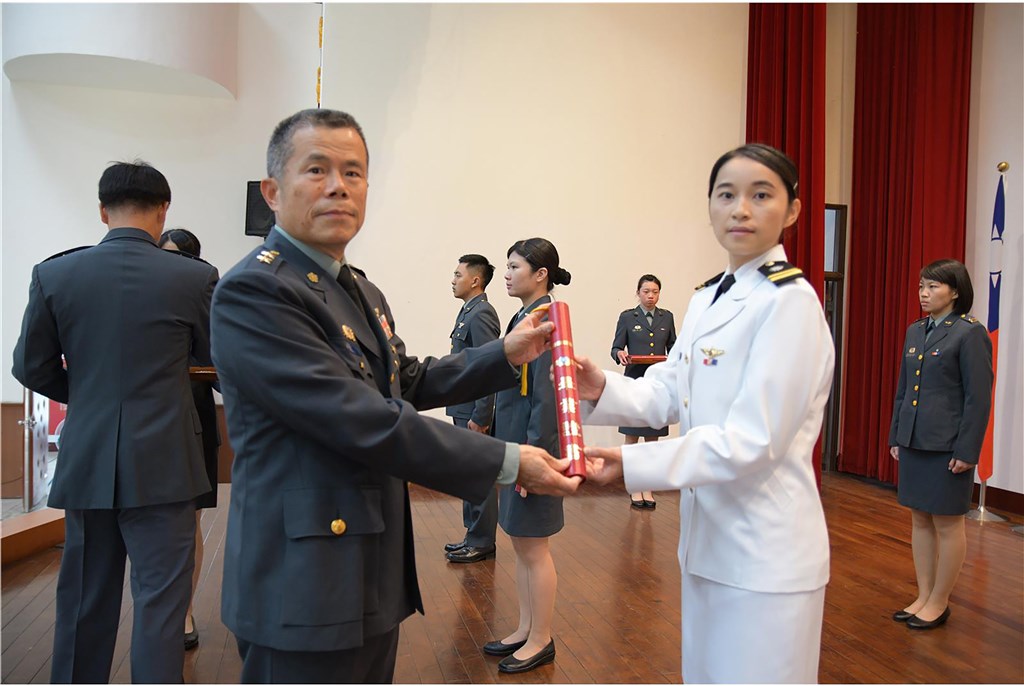 陸軍航特部飛行訓練指揮部1日舉行「飛行軍官班航訓68、69期結訓典禮」,結業飛官包括海軍女軍官許秀青中尉(前右),引人注目。(青年日報提供)
