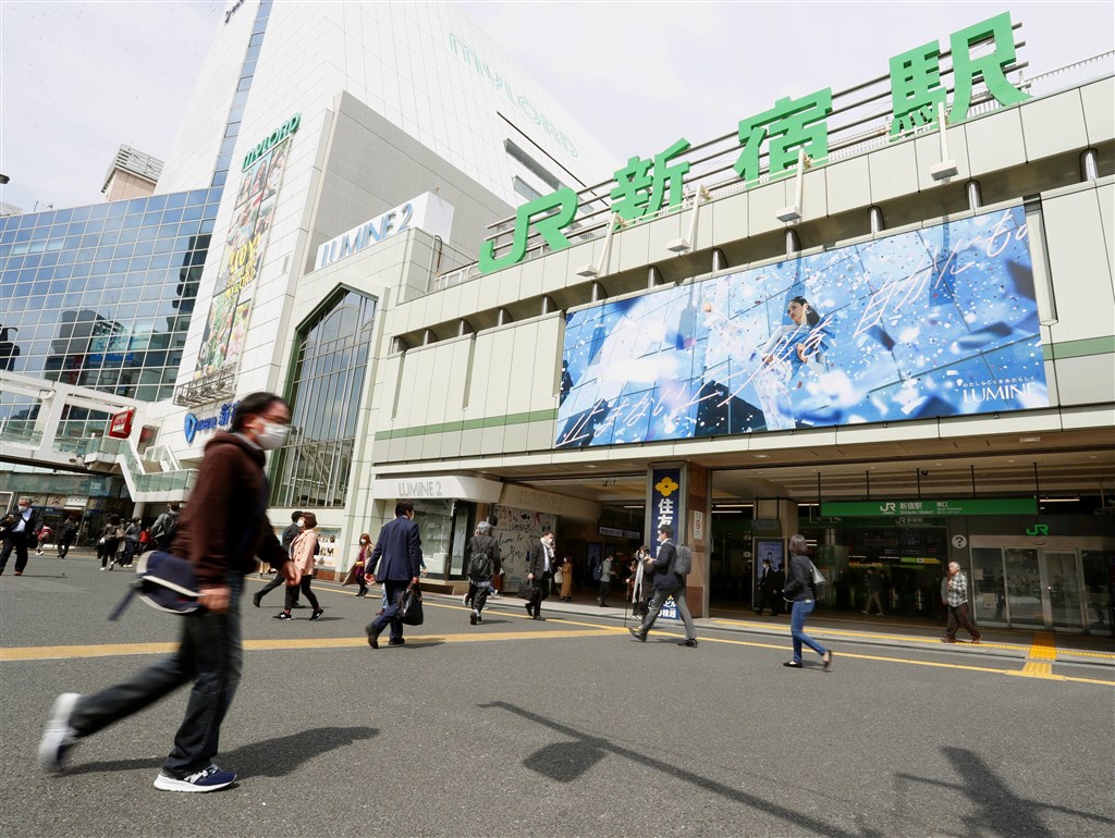 日本境內武漢肺炎疫情延燒,截至7日上午已達4100例,其中以東京都1116例最為嚴重。圖為7日東京新宿車站週邊。(共同社提供)