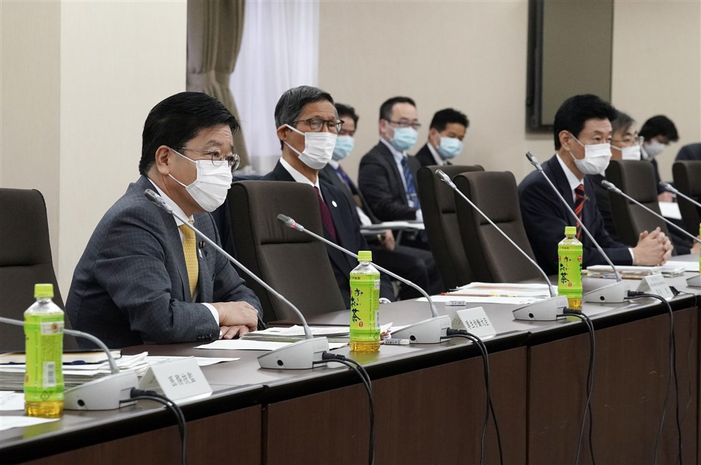 日本首相安倍晉三為因應武漢肺炎疫情,7日將基於「新型流感對策特別措施法」首度公布「緊急事態宣言」。圖為厚生勞動大臣加藤勝信(左)、諮詢委員會會長尾身茂(左2)經濟再生大臣西村康稔(前排右)7日出席諮詢委員會會議。(共同社提供)