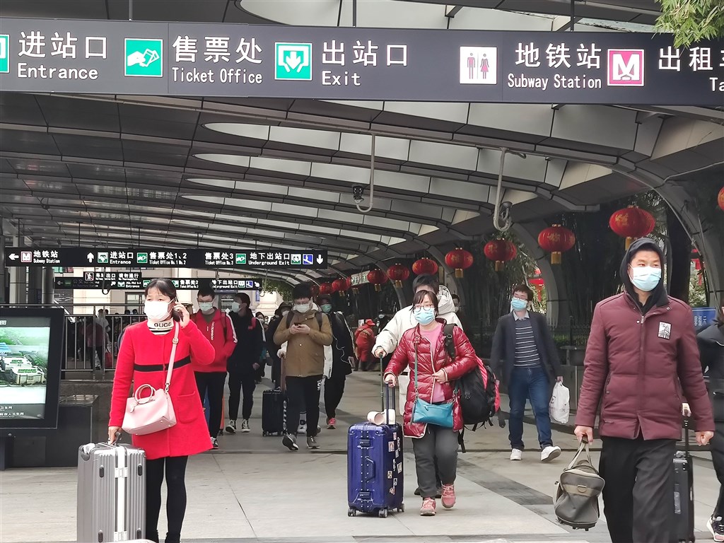 武漢封城76天,即將在8日解除對外交通封管。圖為武漢漢口火車站外眾戴著口罩。(中新社提供)