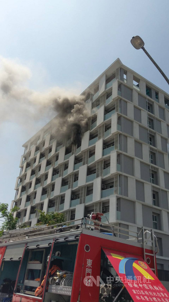 台南市東區1棟新落成大樓7日驚傳火警,7樓濃煙竄出,消防人員獲報趕往灌救,半小時內撲滅火勢,所幸這層樓沒有住戶,無人傷亡。(台南市消防局提供)中央社記者張榮祥台南傳真 109年4月7日
