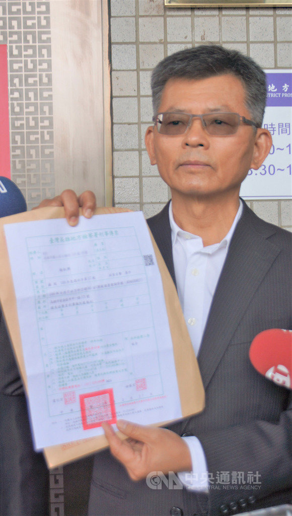 前高雄縣長楊秋興被控妨害名譽,7日由律師陪同,以被告身分至高雄地檢署出庭應訊,並向媒體出示傳票。中央社記者程啟峰高雄攝 109年4月7日