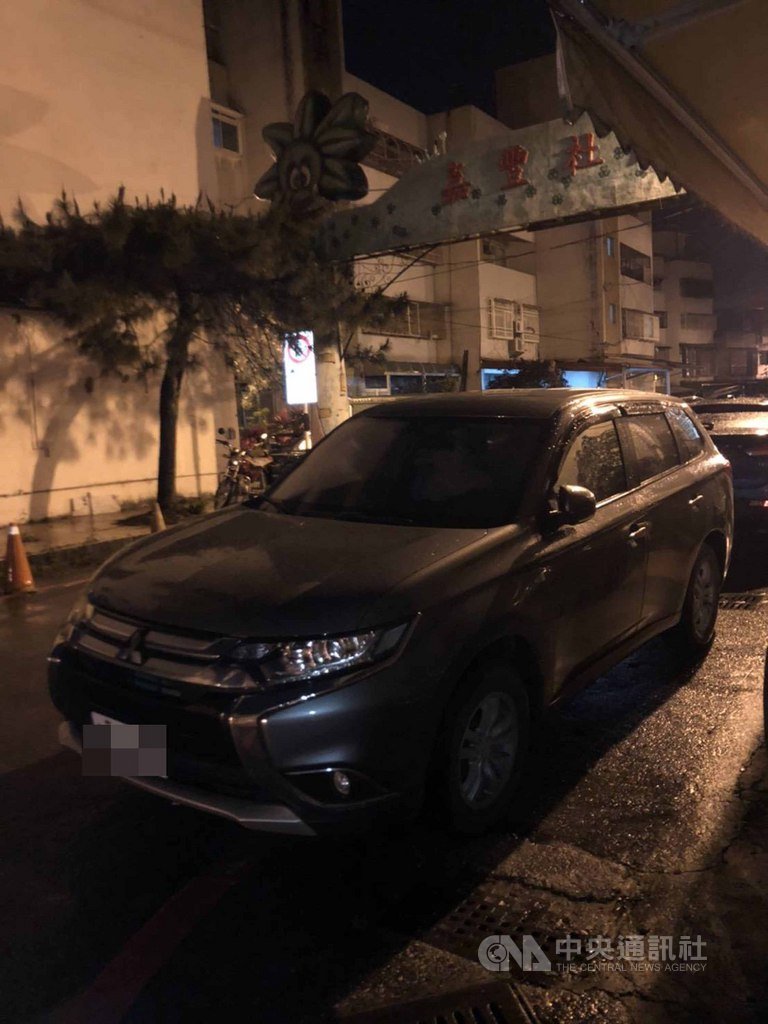 花蓮港務警察總隊4名刑警6日晚間在市區逮捕上銬1名毒品通緝犯,不料警用偵防車卻反遭嫌犯開走。警方雖在1小時後找到失竊車輛,但嫌犯已棄車逃逸。(花蓮港務警察總隊提供)中央社記者張祈傳真 109年4月7日