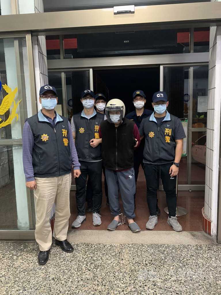 花蓮港警刑警隊6日在市區逮捕劉姓通緝犯(右3),但劉嫌疑憂無法交保,竟開走警用偵防車逃逸,警方7日晚間二度逮獲劉嫌,依法移送偵辦。(花蓮港務警察總隊提供)中央社記者張祈花蓮傳真 109年4月7日