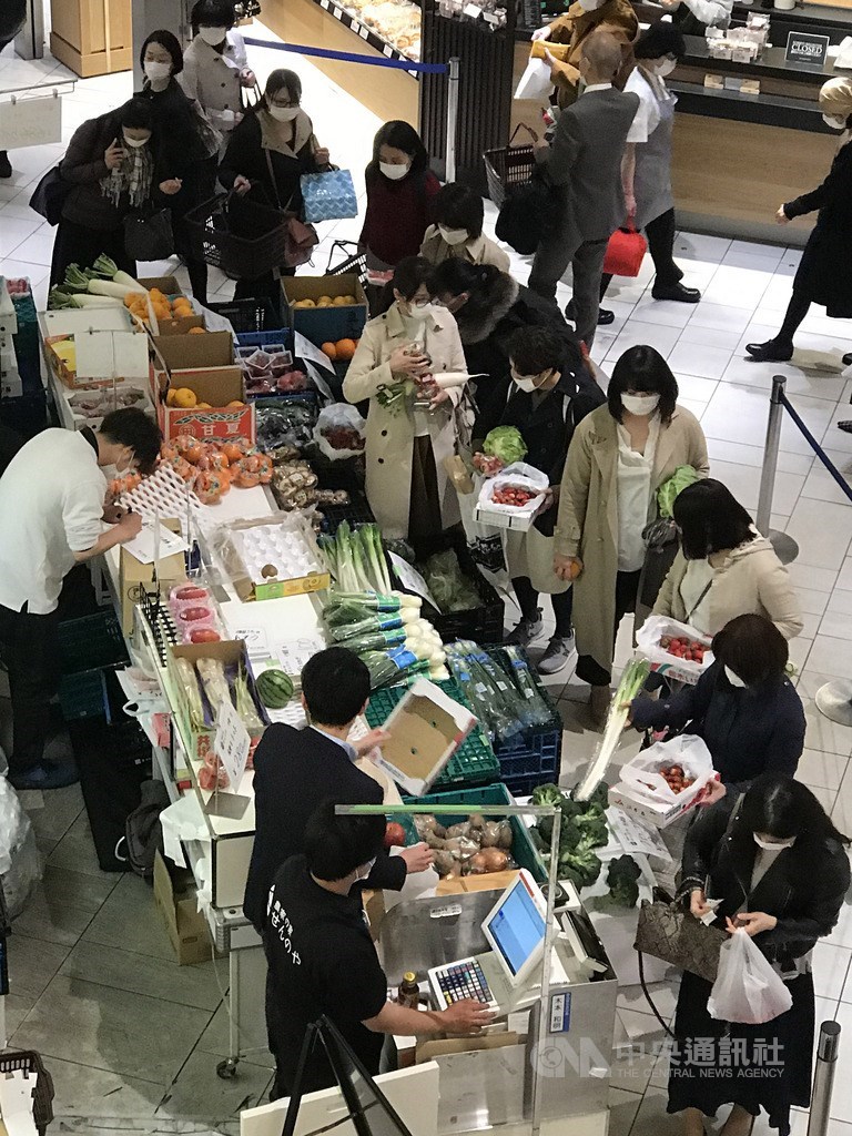 因應2019冠狀病毒疾病疫情,日本首相安倍晉三發布「緊急事態宣言」,對象是東京、大阪等7都府縣,即日起生效,至5月6日為止。安倍強調這非「封城」措施,7日晚上可看到東京民眾如常購物。中央社記者楊明珠東京攝 109年4月7日