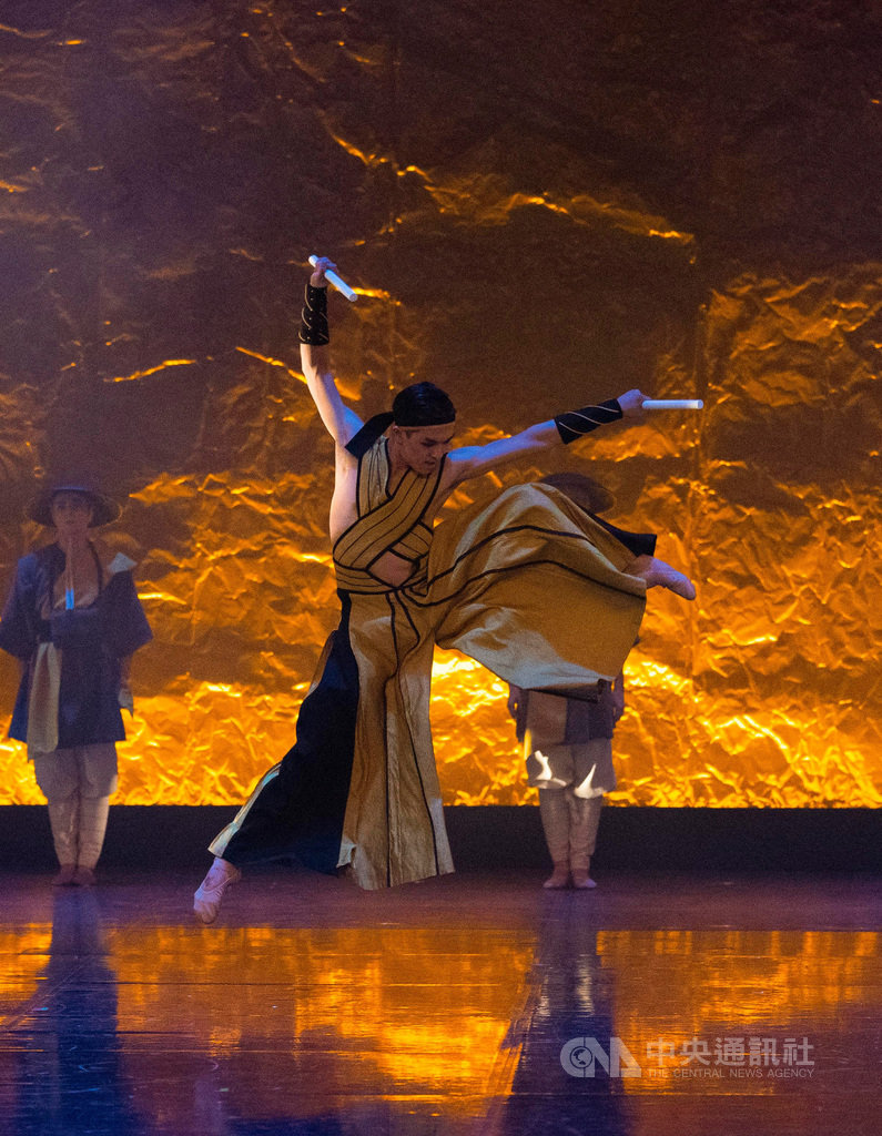 3月14日，台灣芭蕾舞者梁秩傑參與英國北方芭蕾舞團首（中）演編舞家丁達爾（Kenneth Tindall）最新芭蕾舞劇「藝伎」（Geisha）。（梁秩傑提供，攝影/Emma Kauldhar）中央社記者胡玉立多倫多傳真 109年4月7日