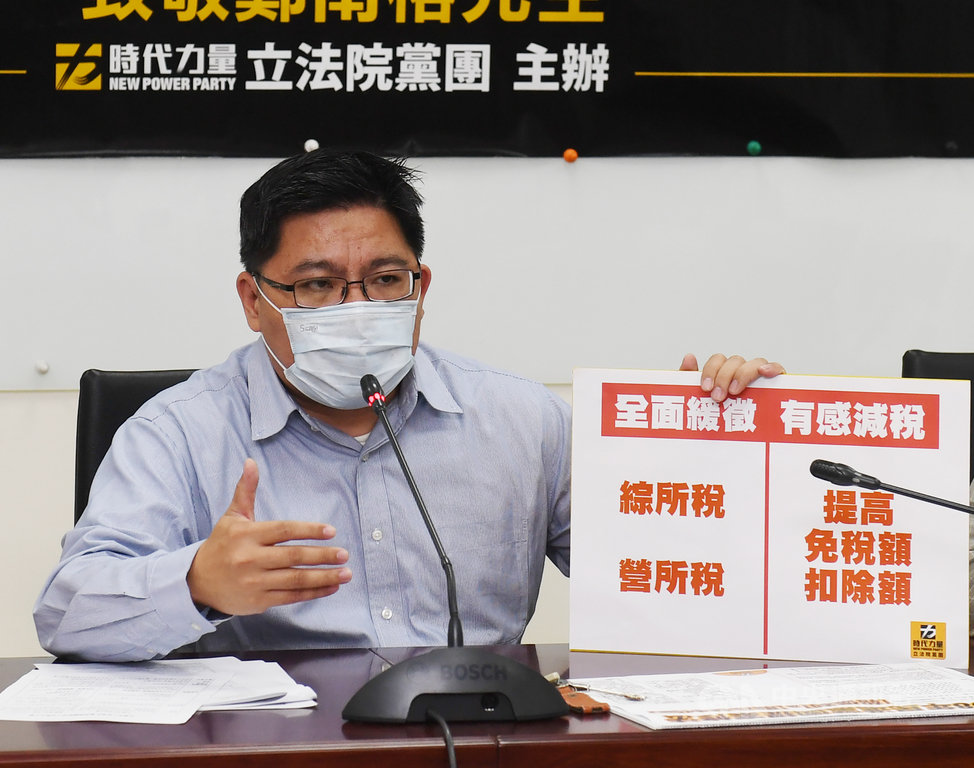 2019冠狀病毒疾病(COVID-19,武漢肺炎)疫情衝擊各產業,時力黨團總召邱顯智(圖)7日表示,5月就是報稅季,希望政府全面緩徵綜所稅、營所稅,以及提高免稅額與扣除額,做到有感減稅,協助企業與勞工度過第2季的難關。中央社記者施宗暉攝 109年4月7日