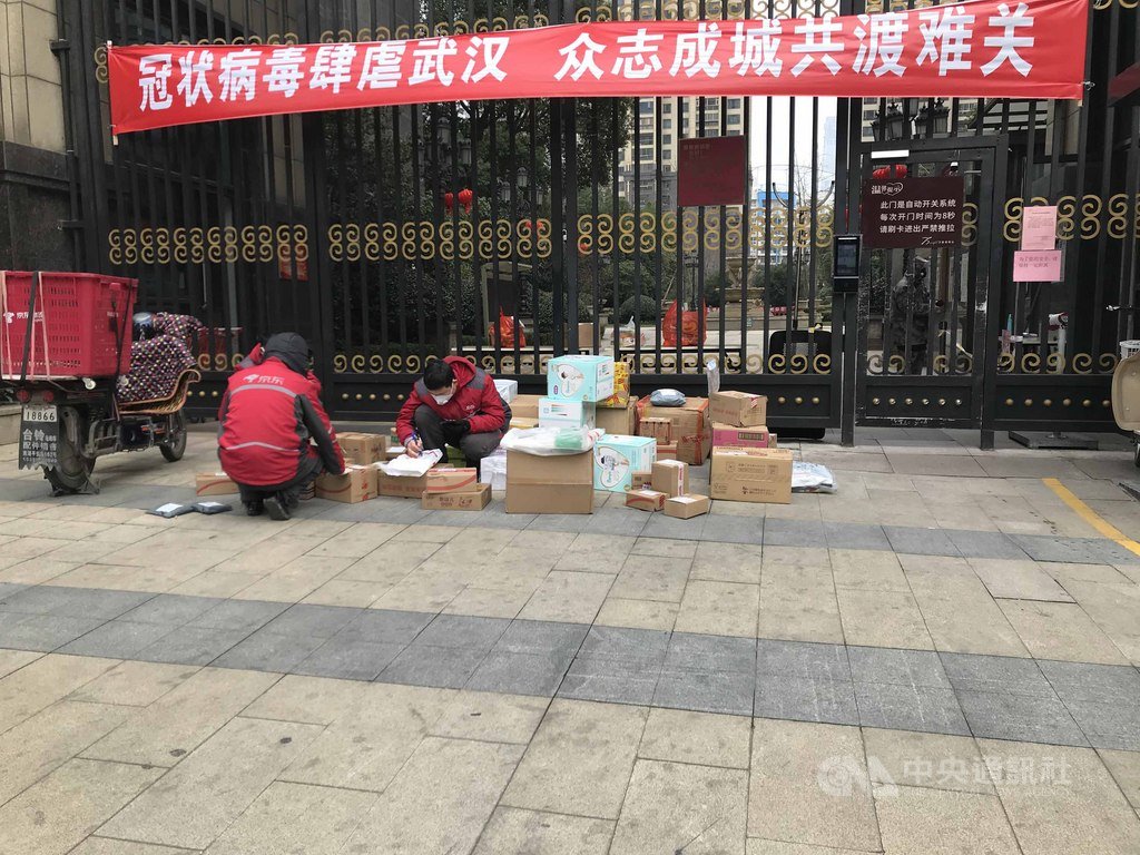 武漢因疫情1月23日起封城76天,居民更多使用網購滿足生活所需。圖為當地快遞人員清點物資。(郭晶提供)中央社記者張淑伶台北傳真 109年4月8日