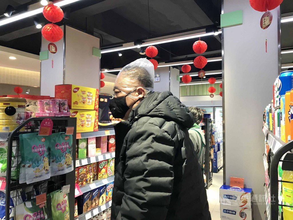 因為武漢肺炎疫情,中國湖北省武漢市1月23日起封城76天,許多居民在不確定和恐慌中度日。圖為當地一名男子頭戴塑膠袋到超市採買。(郭晶提供)中央社記者張淑伶台北傳真 109年4月8日
