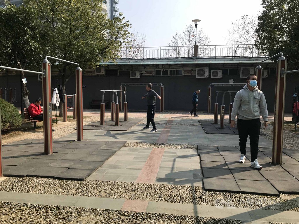 中國社工郭晶在台出版武漢封城日記,紀錄民眾如何在武漢肺炎疫情的巨大災難前過日常生活。圖為1月24日至3月25日封城期間,當地居民在公園運動,彼此保持一定距離。(郭晶提供)中央社記者張淑伶台北傳真 109年4月8日
