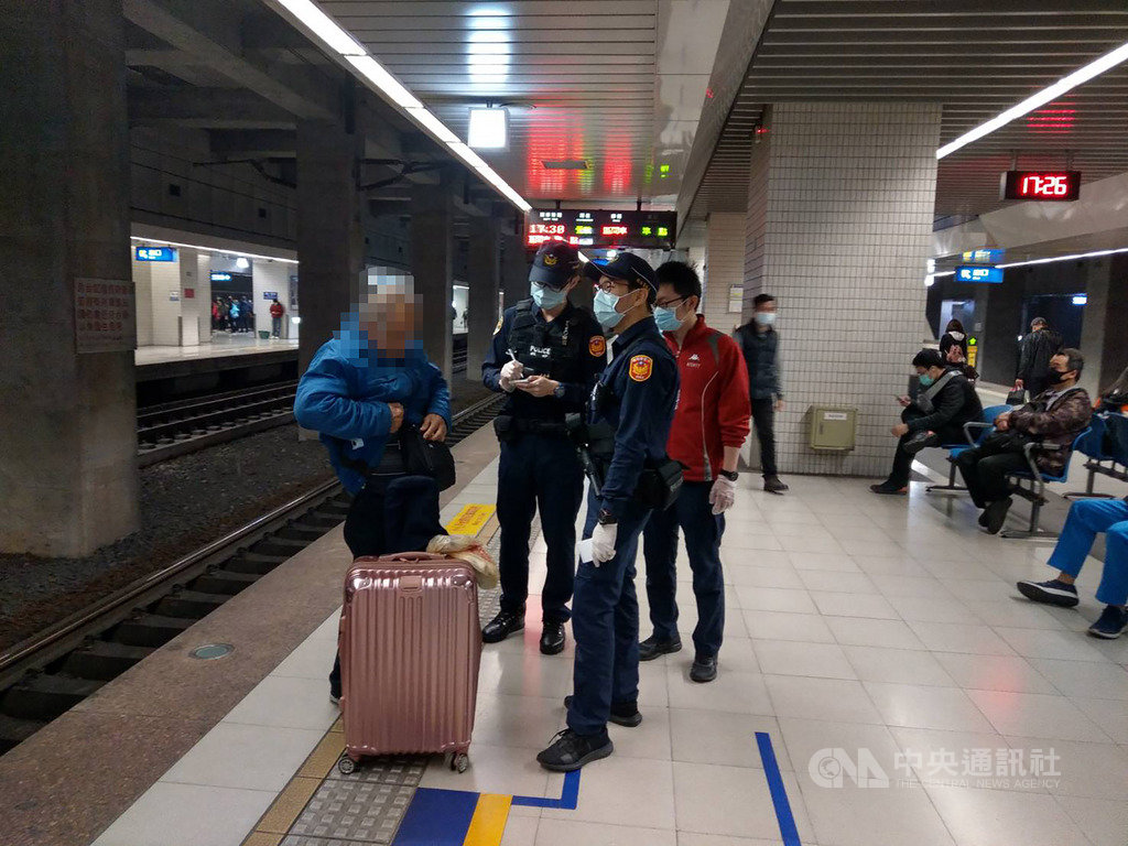 一名男子(左)7日下午搭乘普悠瑪號行經瑞芳時突然朝地上吐口水,雖當時乘客不多仍引起緊張,列車長上前制止男子才收斂,待列車抵達南港站男子被鐵路警察帶下車,依法函送衛生局裁罰。(讀者提供)中央社記者王朝鈺傳真 109年4月8日