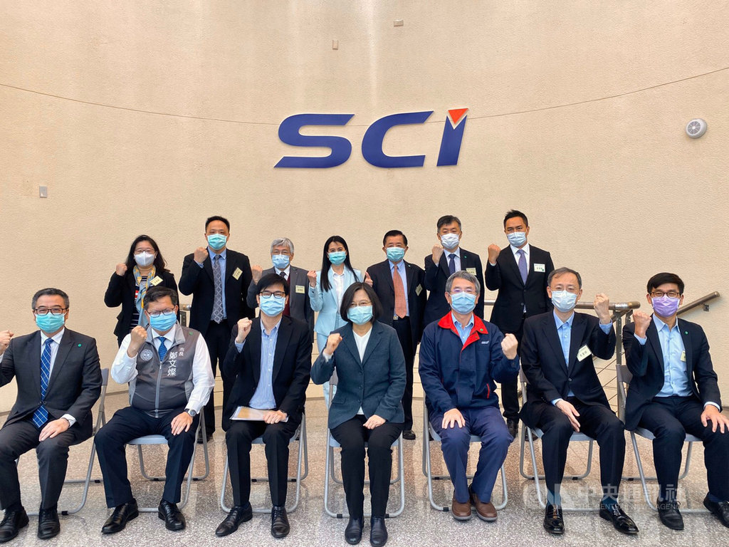 總統蔡英文(前中)到桃園參訪製藥公司時表示,武漢肺炎疫情對台灣衛生體系是個很大的試煉,也是對國家整體國力的總檢討,台灣有許多的企業在國家發展過程中默默付出,感謝企業在疫情發生時能挺身而出。(桃園市政府新聞處提供)中央社記者吳睿騏桃園傳真 109年4月8日