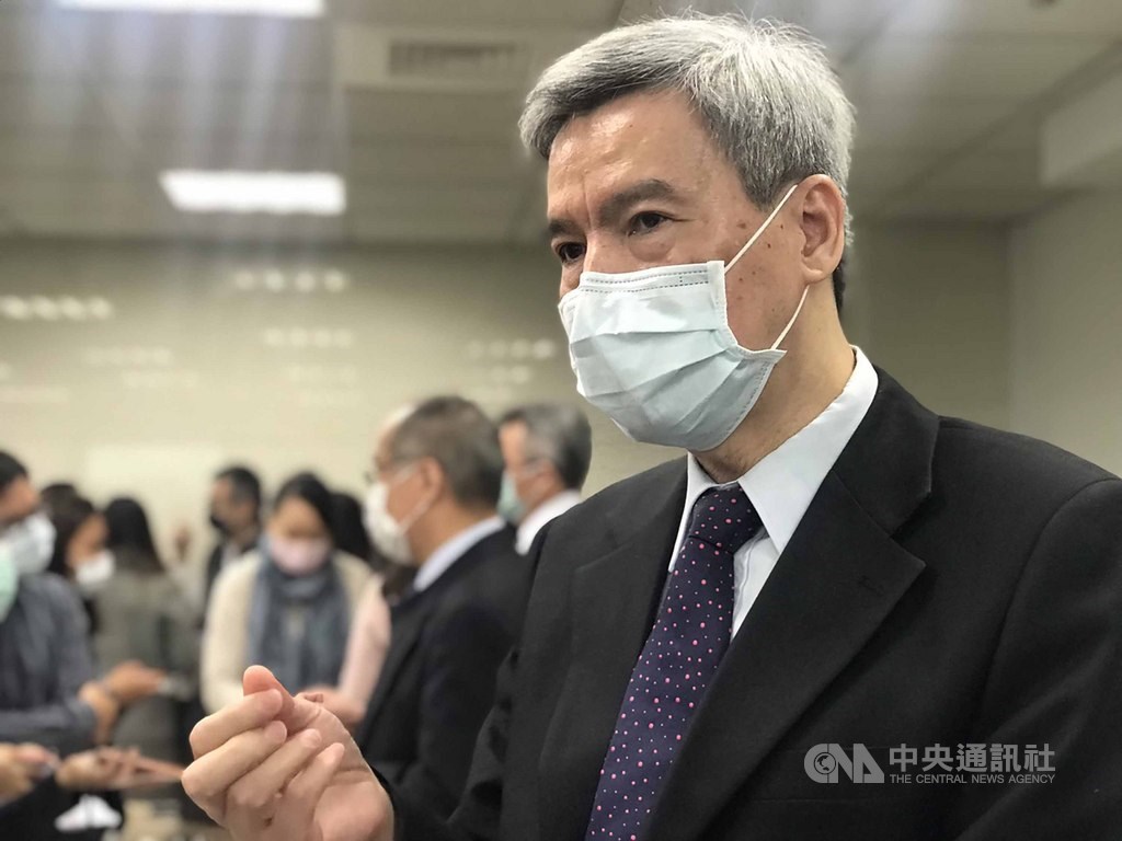 國家衛生研究院、國防醫學院8日公布最新研發的武漢肺炎快篩試劑雛形,最快15分鐘得知結果。國衛院副院長司徒惠康(圖)表示,這項快篩試劑要媲美流感快篩試劑約5至7成的準確度,他個人認為「審慎樂觀」。中央社記者張茗喧攝 109年4月8日