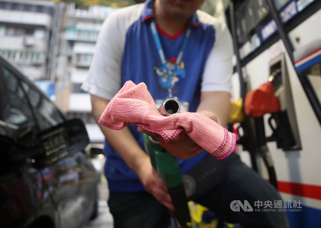 三重區某加油站柯姓員工疑因不滿客人質問為何沒戴口罩,竟開玩笑回稱「已確診」,引發婦人恐慌報案。(示意圖/中央社檔案照片)